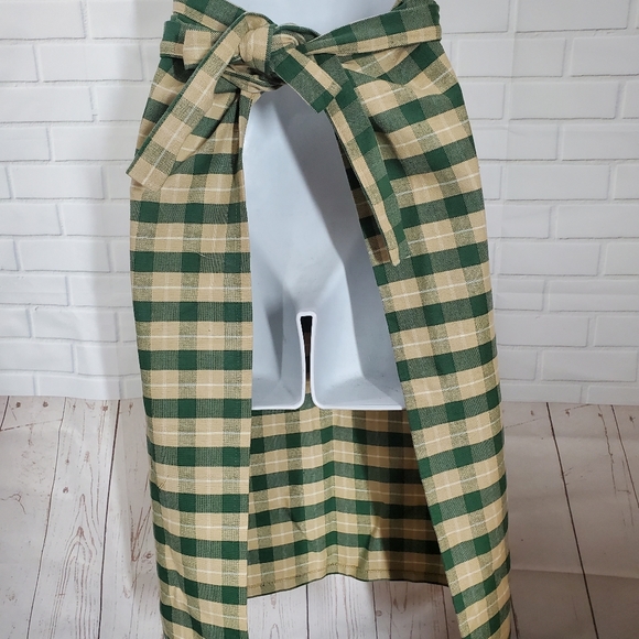 Gingham Plaid Green and Beige Waist Apron with Pockets - Picture 6 of 6